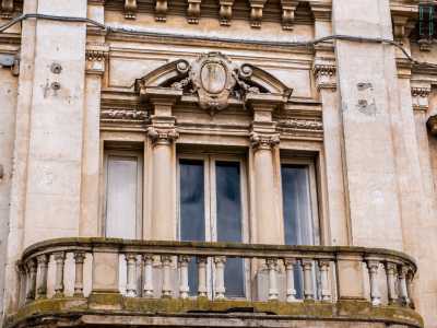 L'immobile fu fondato alla fine dell'800 ed � contraddistinto da quattro colonne che racchiudono il portone e reggono l'unico elegante balcone